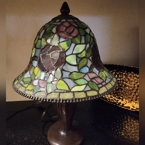 ❤️SOLD❤️ Tiffany Style Stained Glass Accent Lamp Bell Roses - Picture 5 of 8